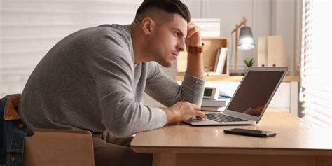 Postura e decisioni: come il corpo influenza la mente